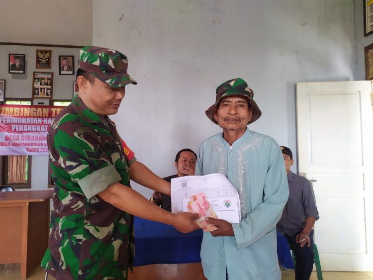 Babinsa Koramil 2213/Jampangkulon Laksanakan Pendampingan Penyaluran BLT DD