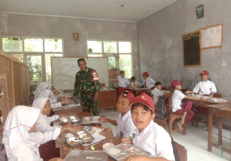 Pemberian Makan Bergizi Gratis di SDN Margaluyu oleh Koramil 2211/Sagaranten