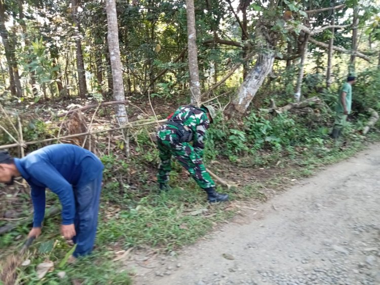 Babinsa Koramil 2215/Ciemas Laksanakan Bhakti Pemeliharaan Jalan di Desa Tamanjaya