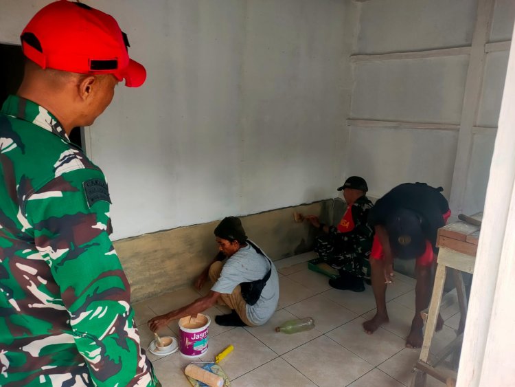 Babinsa Koramil 2209/Lengkong Gelar Karya Bakti Pengecatan Rutilahu Bersama Warga