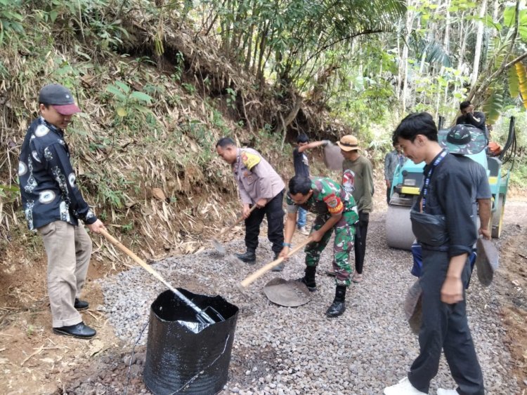BABINSA KORAMIL 2208/NYALINDUNG TURUT SERTA DALAM BAKTI PENGASPALAN JALAN DI DESA SUKAMAJU
