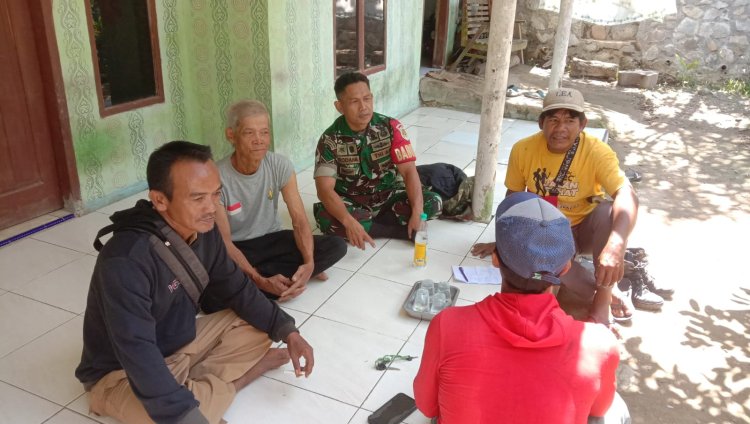 BABINSA KORAMIL 2202/PALABUHAN RATU GELAR KOMSOS DENGAN KELOMPOK TANI SUMBER RAHAYU SEJAHTERA