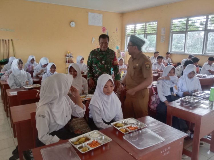 Babinsa Koramil 2214/Surade Laksanakan Pendampingan Program Makan Bergizi