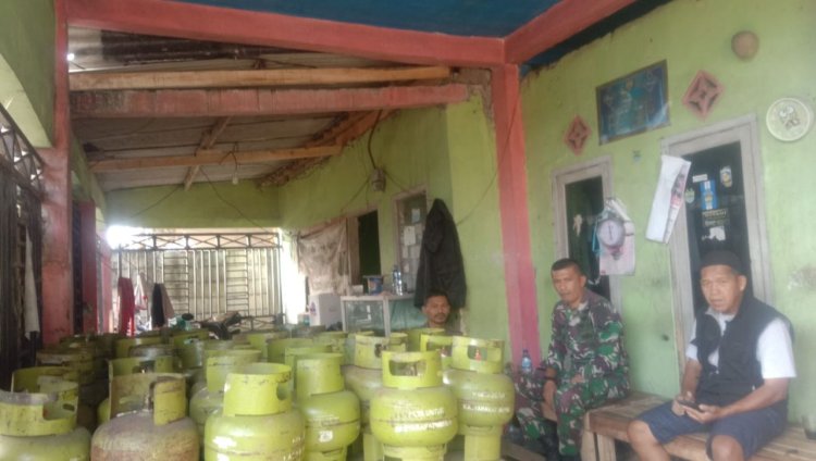 Peduli Masyarakat Babinsa Koramil 2205/Kalapanunggal Laksanakan Pengecekan Pangkalan Gas Elpiji 3 Kg