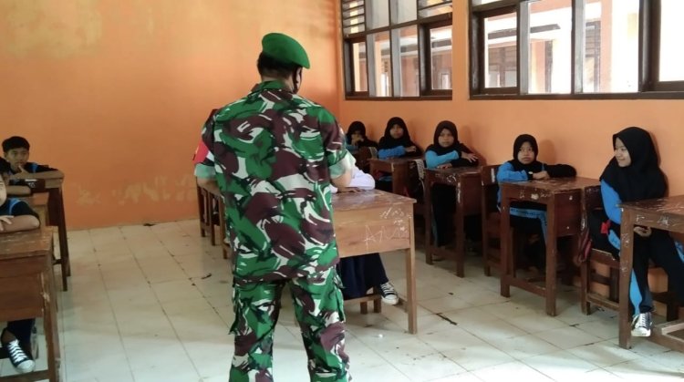 Babinsa Koramil 2212/Tegalbuleud Berikan Wawasan Kebangsaan kepada Siswa SMPN 3 Tegalbuleud