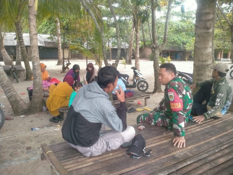 BABINSA KORAMIL 2215/CIEMAS GELAR KOMSOS DENGAN MASYARAKAT MANDRAJAYA