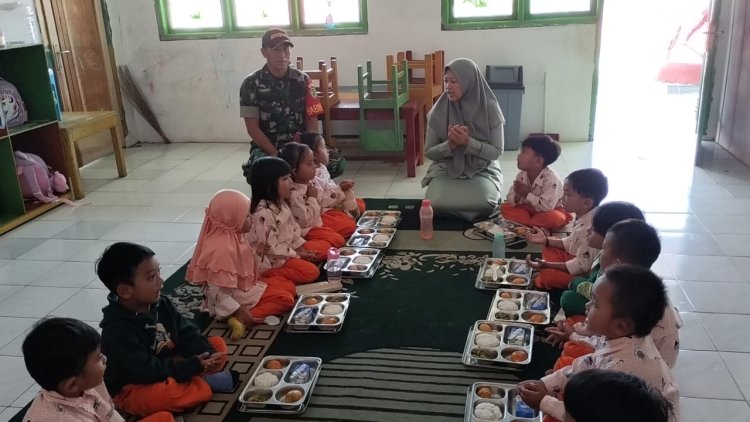 Anggota Koramil 2213/Jampangkulon Dampingi Penyaluran Makanan Bergizi Gratis di TK Aisyiyah
