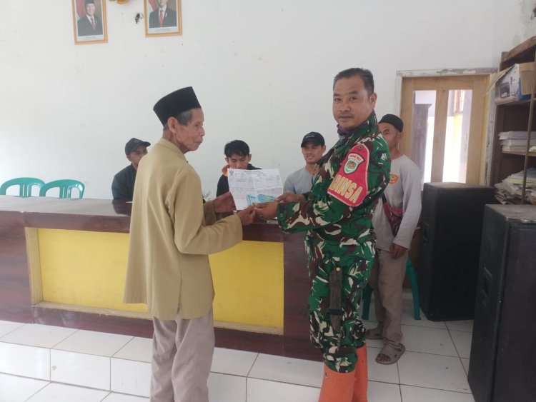 Babinsa Koramil 2210/Pabuaran Dampingi Penyaluran BPNT dan PHK di Desa Bantarsari