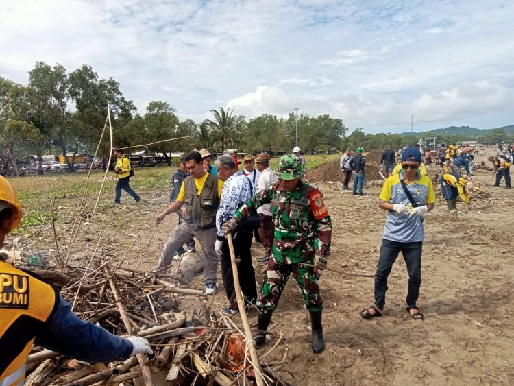KORAMIL 2215/CIEMAS LAKSANAKAN BHAKTI PEMBERSIHAN PANTAI PALAMPANG