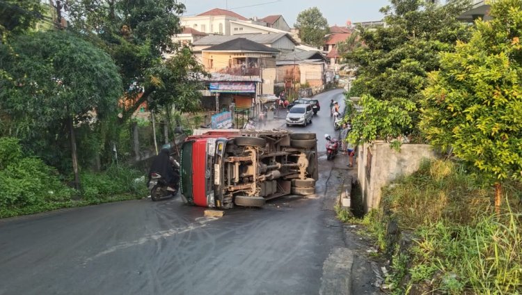 Truk Bermuatan Hebel Terguling di Tanjakan Dekat Puskesmas Bogor Utara