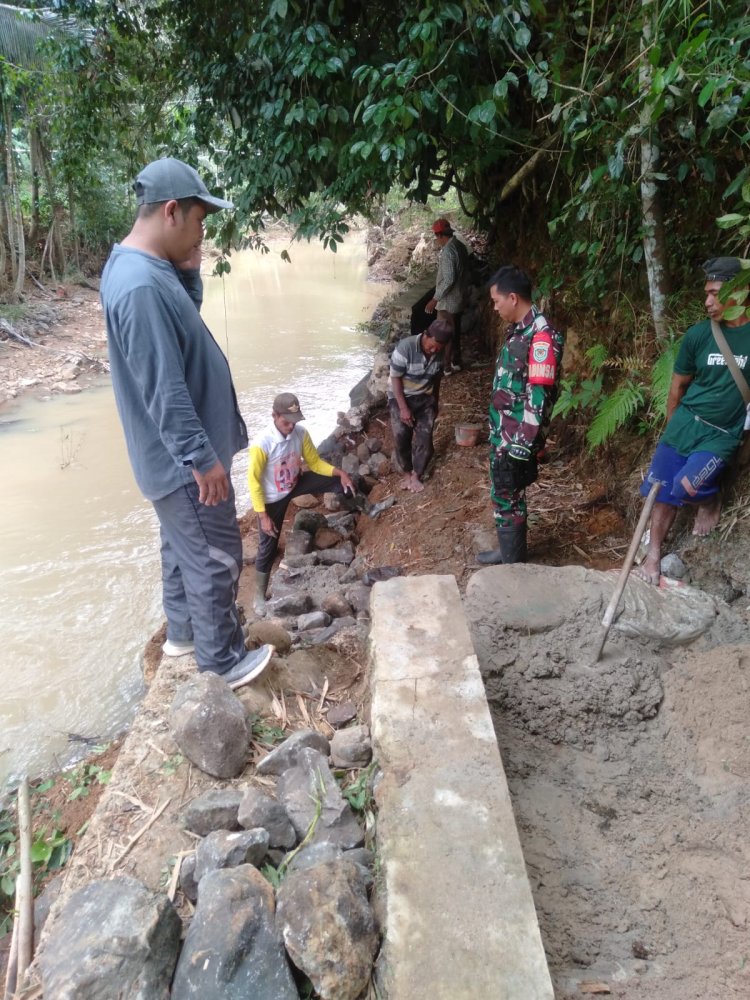 Babinsa Koramil 0622-14/Surade Gelar Karya Bhakti dalam Giat Jumat Bersih