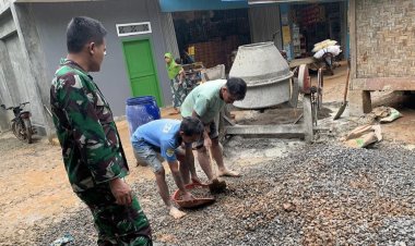 Babinsa Koramil 2212/Tegalbuleud Laksanakan Karya Bhakti Pembenahan Jalan di Kp Cikupa, Desa Nangela, Kec Tegalbuleud