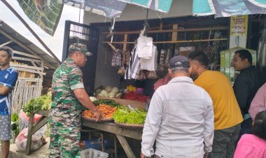 BABINSA KORAMIL 2206/PARAKANSALAK MELAKSANAKAN PENGECEKAN HARGA SEMBAKO DI DESA SUKAKERSA