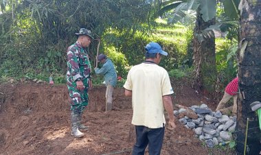 Babinsa Koramil 2201/Cisolok Gelar Karya Bakti Pemasangan Batu Koral di Desa Gunung Keramat