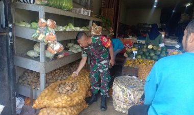 Babinsa Koramil 2205/Kalapanunggal Laksanakan Pengecekan Harga Sembako di Wilayah Binaan