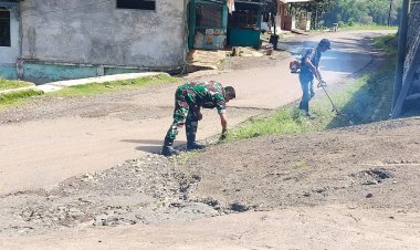 Babinsa Koramil 2208/Nyalindung Gelar Karya Bakti Pembersihan Jalan Lingkungan