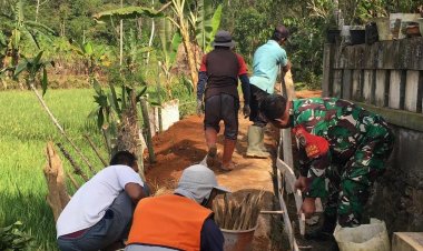 Babinsa Koramil 2207/Jampang Tengah Gelar Karya Bhakti Pembersihan Jalan dan Selokan