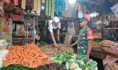 BABINSA KORAMIL 2202/PALABUHAN RATU LAKUKAN PENGECEKAN HARGA KEBUTUHAN POKOK DI PASAR SEMI MODERN