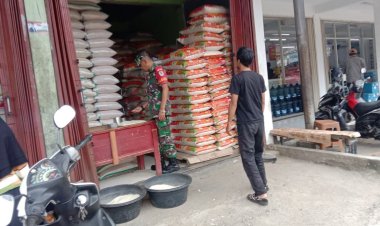 Babinsa Koramil 2205/Kalapanunggal Lakukan Pengecekan Harga Sembako di Pasar Tradisional