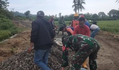 Babinsa Koramil 2215/Ciemas Gelar Bhakti Perbaikan Jalan di Desa Girimukti