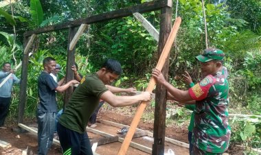 BABINSA KORAMIL 2205/KALAPANUNGGAL MELAKSANAKAN BHAKTI PEMBANGUNAN POSKAMLING DI DESA TUGUBANDUNG