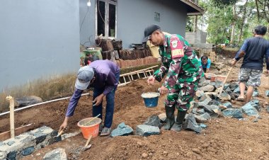 Babinsa Koramil 2214/Surade Gelar Karya Bhakti Bersama Masyarakat di Desa Sukamukti