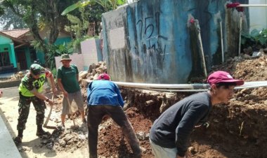 Babinsa Koramil 2206/Parakansalak Laksanakan Bhakti Perbaikan Pipa Air Bersih di Desa Sukatani