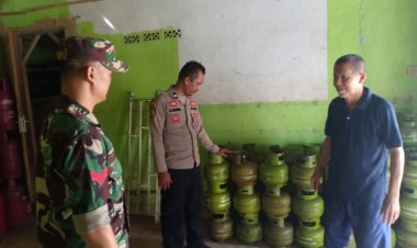 Babinsa Koramil 2205/Kalapanunggal Lakukan Pengecekan Stok Gas Elpiji 3 Kg di Desa Makasari