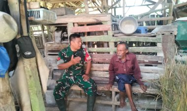Babinsa Koramil 2206/Parakansalak Laksanakan Komsos dengan Warga Desa Lebaksari