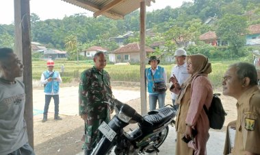 Babinsa Koramil 2202/Palabuhanratu Dampingi Pemasangan Instalasi Listrik untuk Program Irpom