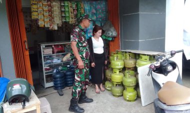 Babinsa Koramil 2208/Nyalindung Laksanakan Monitoring Harga Sembako di Pasar Kecamatan Nyalindung