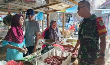 Babinsa Koramil 2213/Jampang Kulon Lakukan Pengecekan Harga Sembako di Pasar Kalibunder