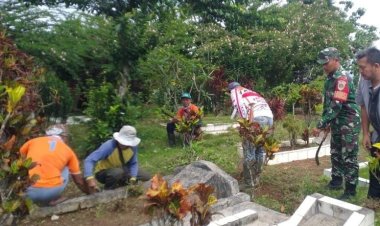 Babinsa Koramil 2207/Jampang Tengah Bersama Warga Laksanakan Pembersihan Lingkungan TPU