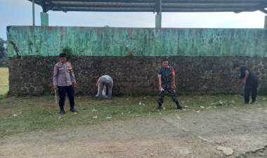 BABINSA KORAMIL 2213/JAMPANGKULON GELAR BAKTI BERSIH LAPANGAN BERSAMA WARGA