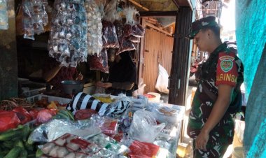Babinsa Koramil 2208/Nyalindung Laksanakan Monitoring Harga Sembako di Pasar Kecamatan Nyalindung