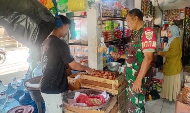 Babinsa Koramil 2206/Parakansalak Lakukan Pengecekan Harga Sembako di Pasar Tradisional