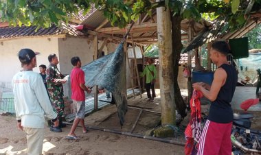 KARYA BHAKTI BABINSA KORAMIL 2215/CIEMAS DALAM PEMBANGUNAN RUMAH WARGA