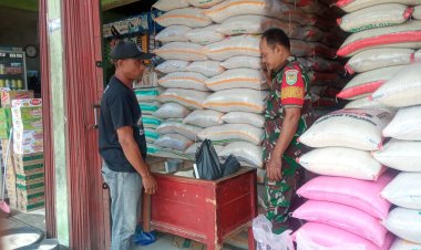 Babinsa Koramil 2205/Kalapanunggal Laksanakan Pemantauan Harga Sembako di Pasar Tradisional
