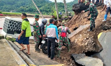 BABINSA KORAMIL 2205/KALAPANUNGGAL LAKSANAKAN BHAKTI RELAKASI WARGA TERDAMPAK BENCANA DI KECAMATAN PALABUHANRATU