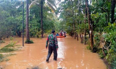 BABINSA KORAMIL 2215/CIEMAS TURUN LANGSUNG MEMBANTU WARGA TERDAMPAK BANJIR