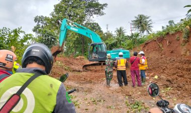Babinsa Koramil 2201/Cisolok Bersama Warga Laksanakan Karya Bakti Perbaikan Jalan Akibat Longsor
