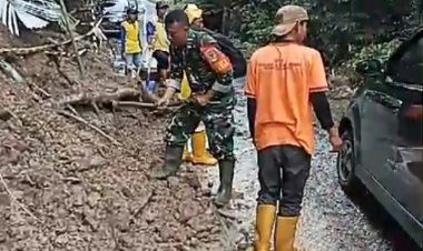 Babinsa Koramil 2202/Palabuhanratu Bersama Warga Gotong Royong Bersihkan Longsor di Desa Buniwangi