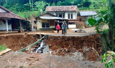 BABINSA KORAMIL 2209/LENGKONG CEK JEMBATAN TERPUTUS DI KP. CIPANENGAH, DESA CILANGKAP