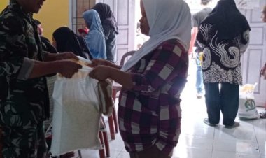 Babinsa Koramil 2213/Jampang Kulon Dampingi Penyaluran Bantuan Beras di Desa Tanjung