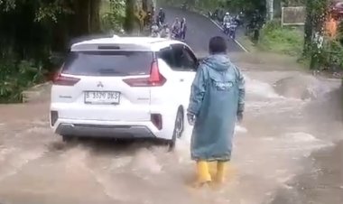 BABINSA KORAMIL 2201 / CISOLOK LUAPAN AIR GENANGI JALAN LINTAS CISOLOK-BANTEN DI DEPAN VILLA KUDA LAUT