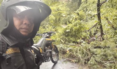 Babinsa Koramil 2201/Cisolok Bersama Warga Bersihkan Longsor di Gunung Tanjung, Jalan Kembali Bisa Dilalui