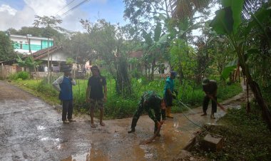 Koramil 2211/Sagaranten Gelar Bakti Bersama Warga Bersihkan Lumpur Pasca Banjir