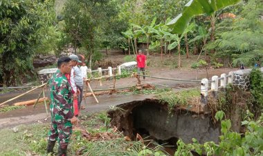 BABINSA KORAMIL 2202/PALABUHANRATU CEK KONDISI JEMBATAN LONGSOR DI DESA MEKAR ASIH