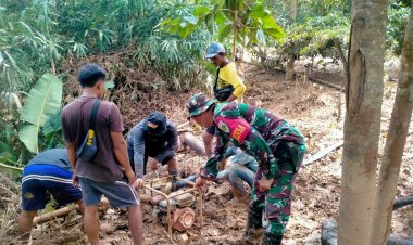 Babinsa Koramil 2215/Ciemas Bantu Warga Terdampak Banjir di Desa Mandrajaya