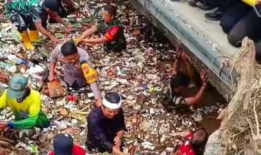 Dedi Mulyadi Bersama Forkopimda Kabupaten Sukabumi Turuni Sungai Bersihkan Sampah Pasca Banjir